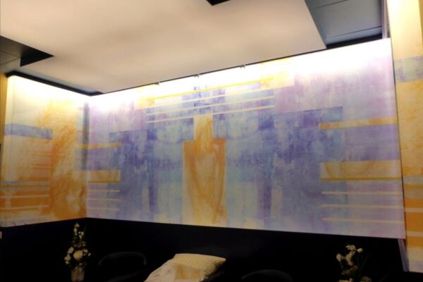 Dimmbare, farbige Glasgestaltung für Abschiedraum in Leipzig