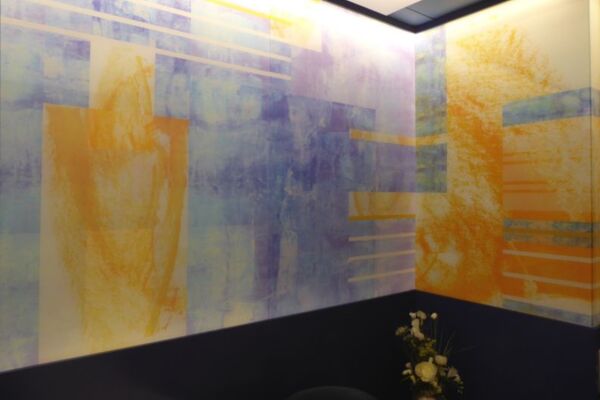 Dimmbare, farbige Glasgestaltung für Abschiedraum in Leipzig